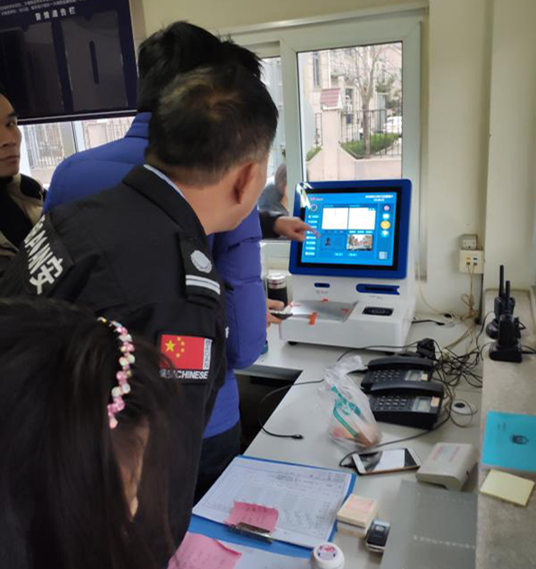 在小區(qū)出入時(shí)，悅訪客，訪客機(jī)登記訪客信息跟手工登記哪個(gè)好?